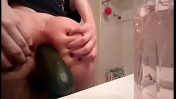 best молодая блондинка подружка фистит себя кулаком и кладет огурец в попку best
