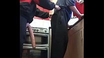 best bisexueller typ filmt sich selbst wie er sich von maskierter freundin in der küche seinen arsch mit einem großen best