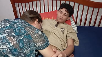 best a mãe do meu padrasto me colocou pra arrumar a casa e eu comi ela best